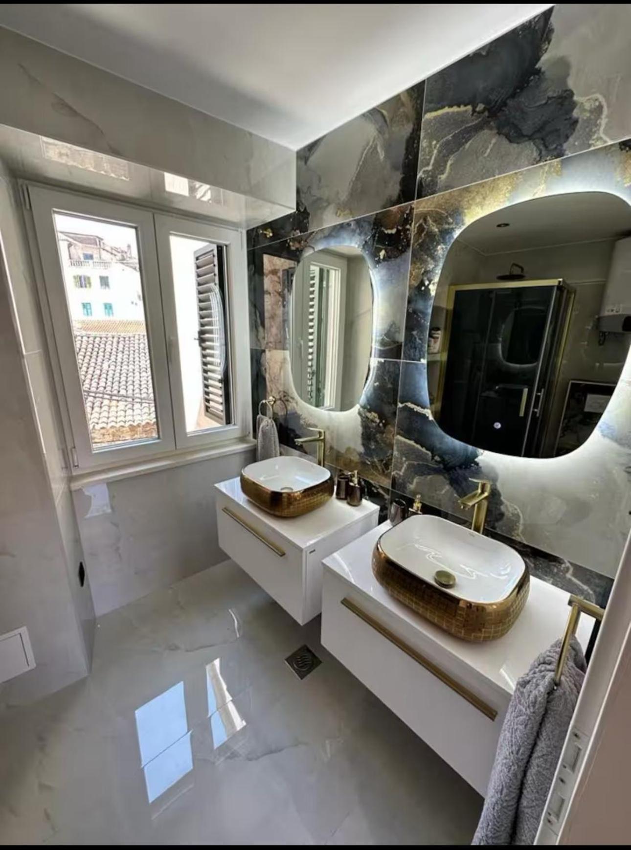 Madonna Luxury Rooms สปลิท ภายนอก รูปภาพ